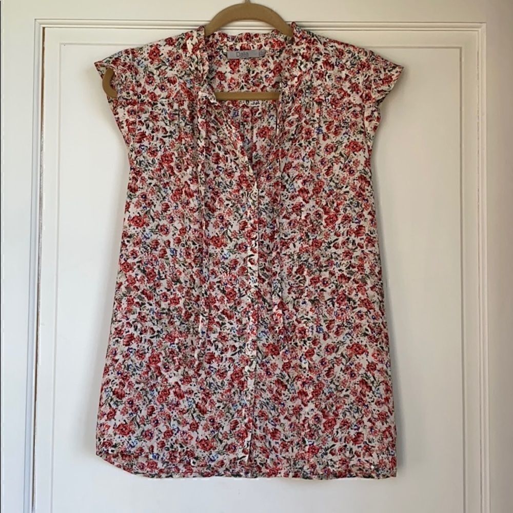 Floral Button Front Sleeveless Blouse